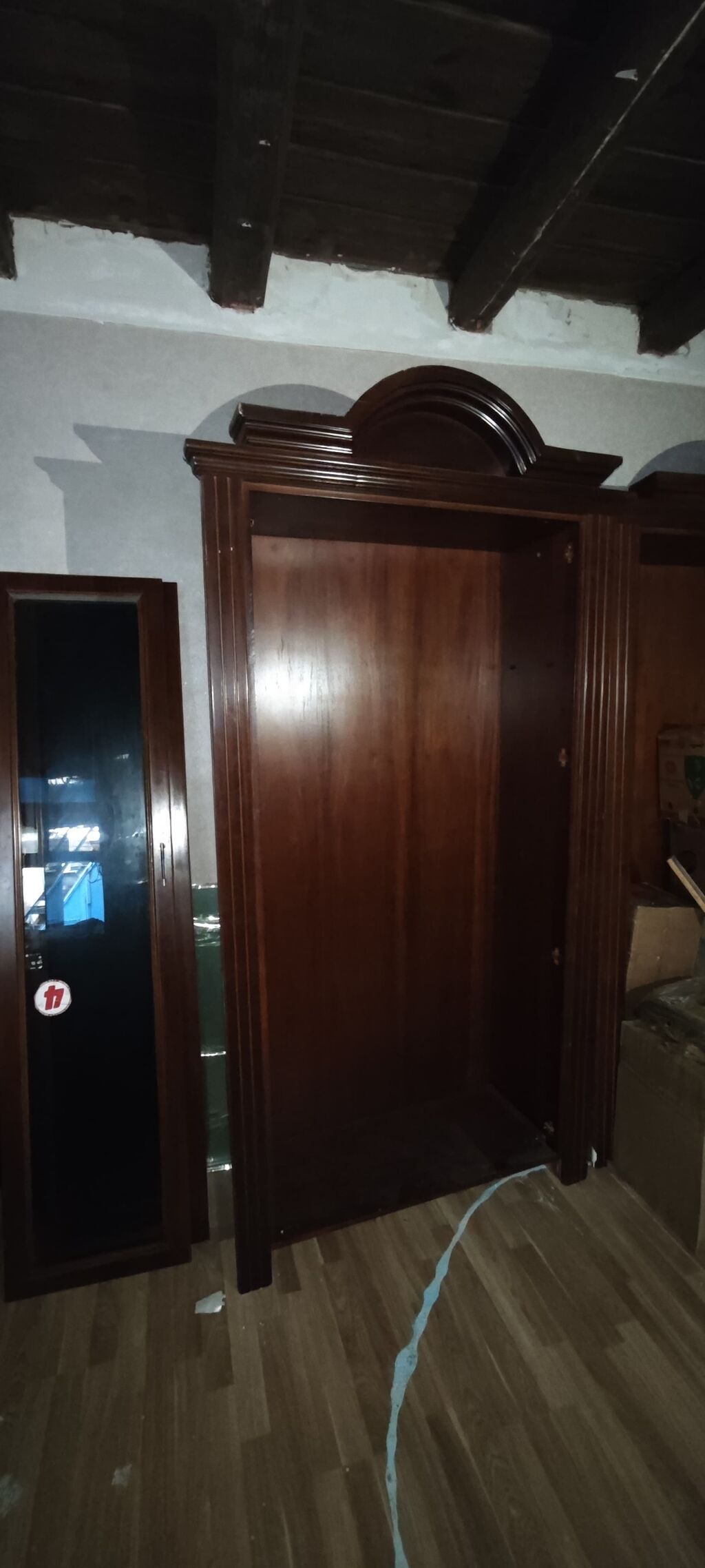 Klassik dizaynlı iri ölçülü qarderob korpusu - Material: tünd qoz — Şkaflar, Bakı (2)