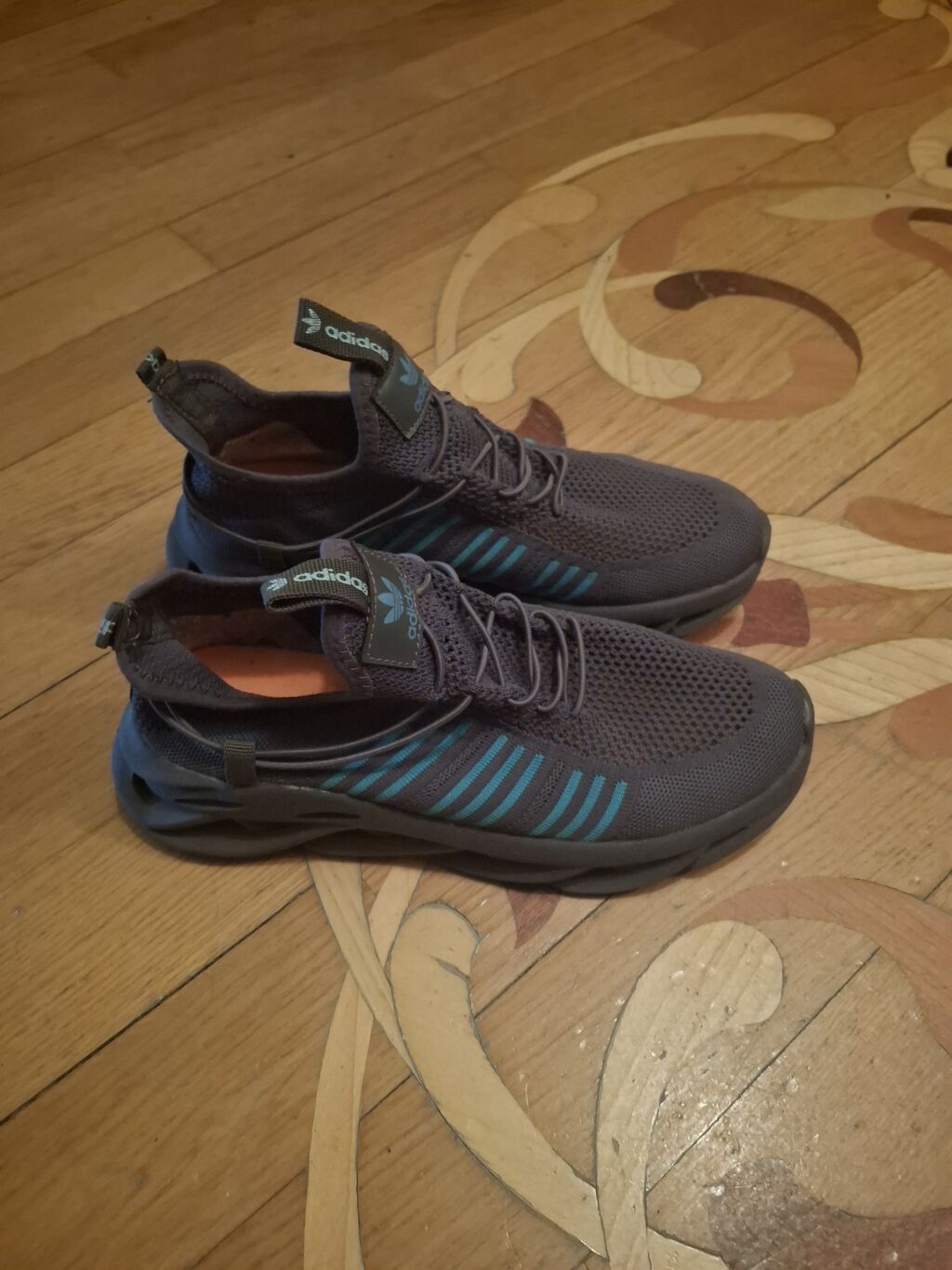Adidas idman ayaqqabısı 42 olcu 200 manata alinib - Model: şnürlü — Krossovkalar, Bakı