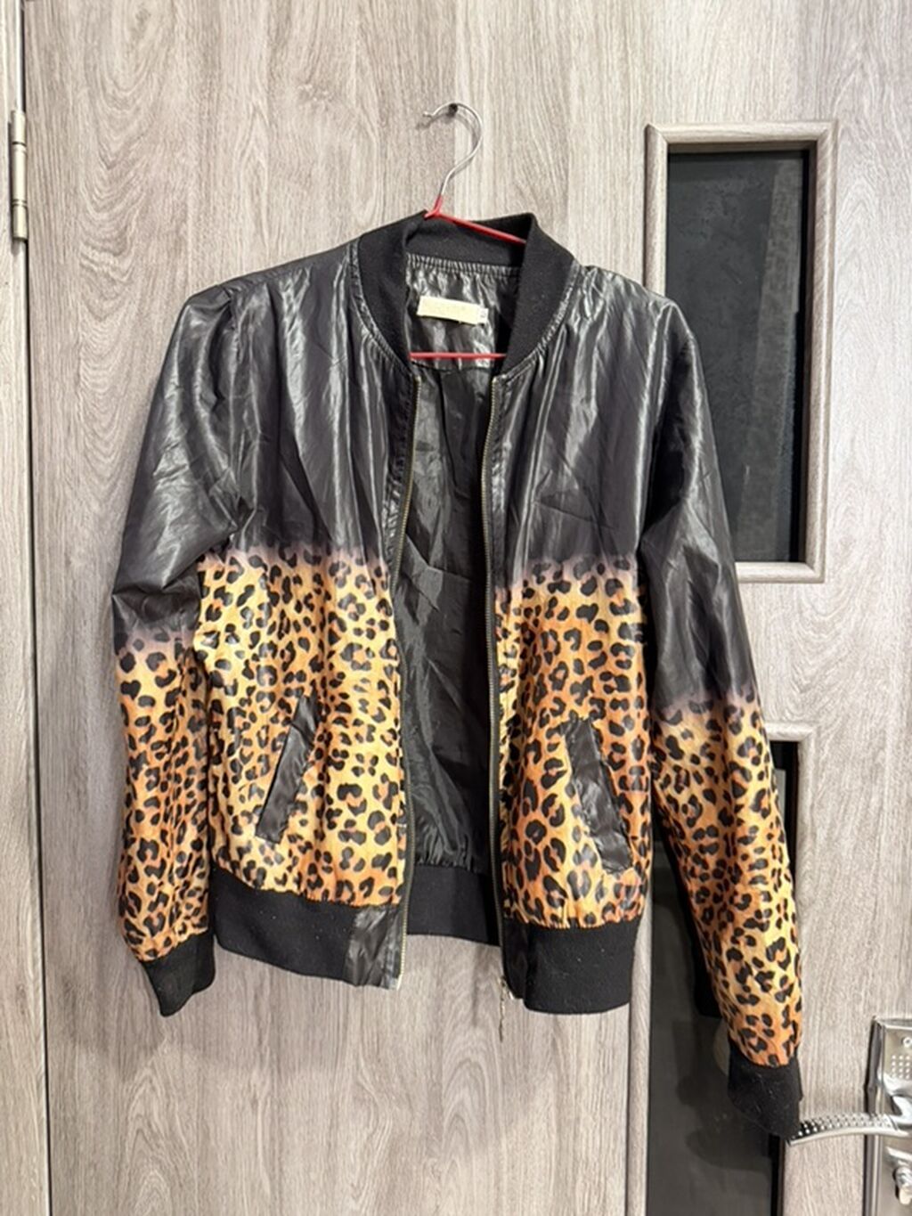 Qadın bomber gödəkçə – leopard naxışlı - Dizayn: Üstdən qara, alt — Jaketlər, Xırdalan