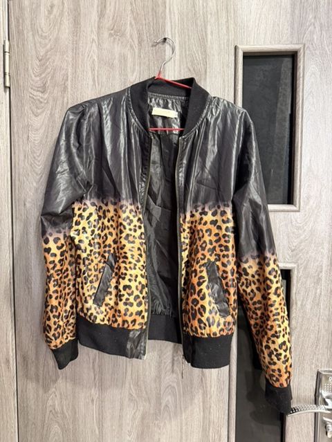 Qadın bomber gödəkçə – leopard naxışlı - Dizayn: Üstdən qara, alt — 10 ₼ · Xırdalan · Jaketlər Qadın bomber gödəkçə – leopard naxışlı - Dizayn: Üstdən qara, alt — Xırdalan