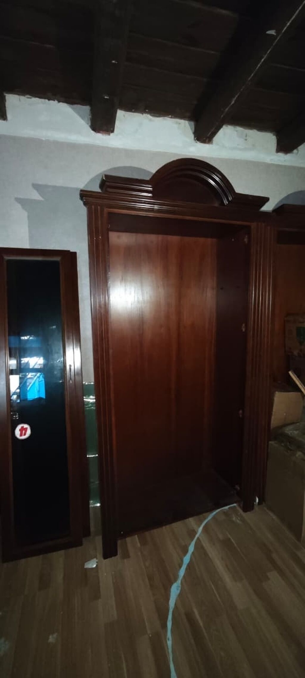 Klassik dizaynlı iri ölçülü qarderob korpusu - Material: tünd qoz — Şkaflar, Bakı (4)