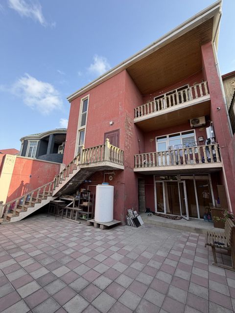 Satılır 10 otaqlı həyət evi/bağ evi 300 m² — 270 000 ₼ · Bakı · Ev, villa Satılır 10 otaqlı həyət evi/bağ evi 300 m² — Bakı