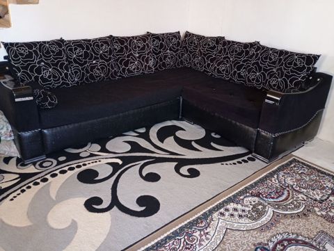 Qara rəngli L formalı bürünc detallar ilə künc divanı - Dizayn: L — Digah