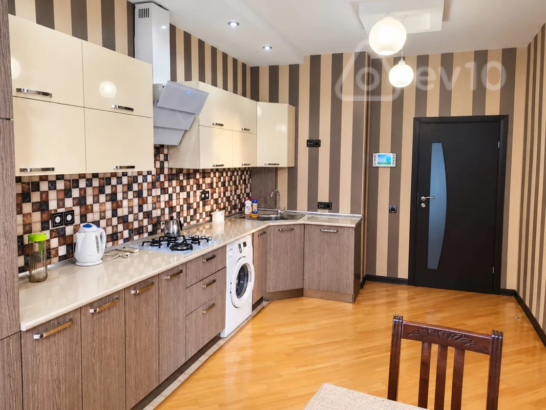 3 otaqlı mənzil, 140 m², Azər Əliyev küçəsi — kirayə — Mənzil, Bakı (8)