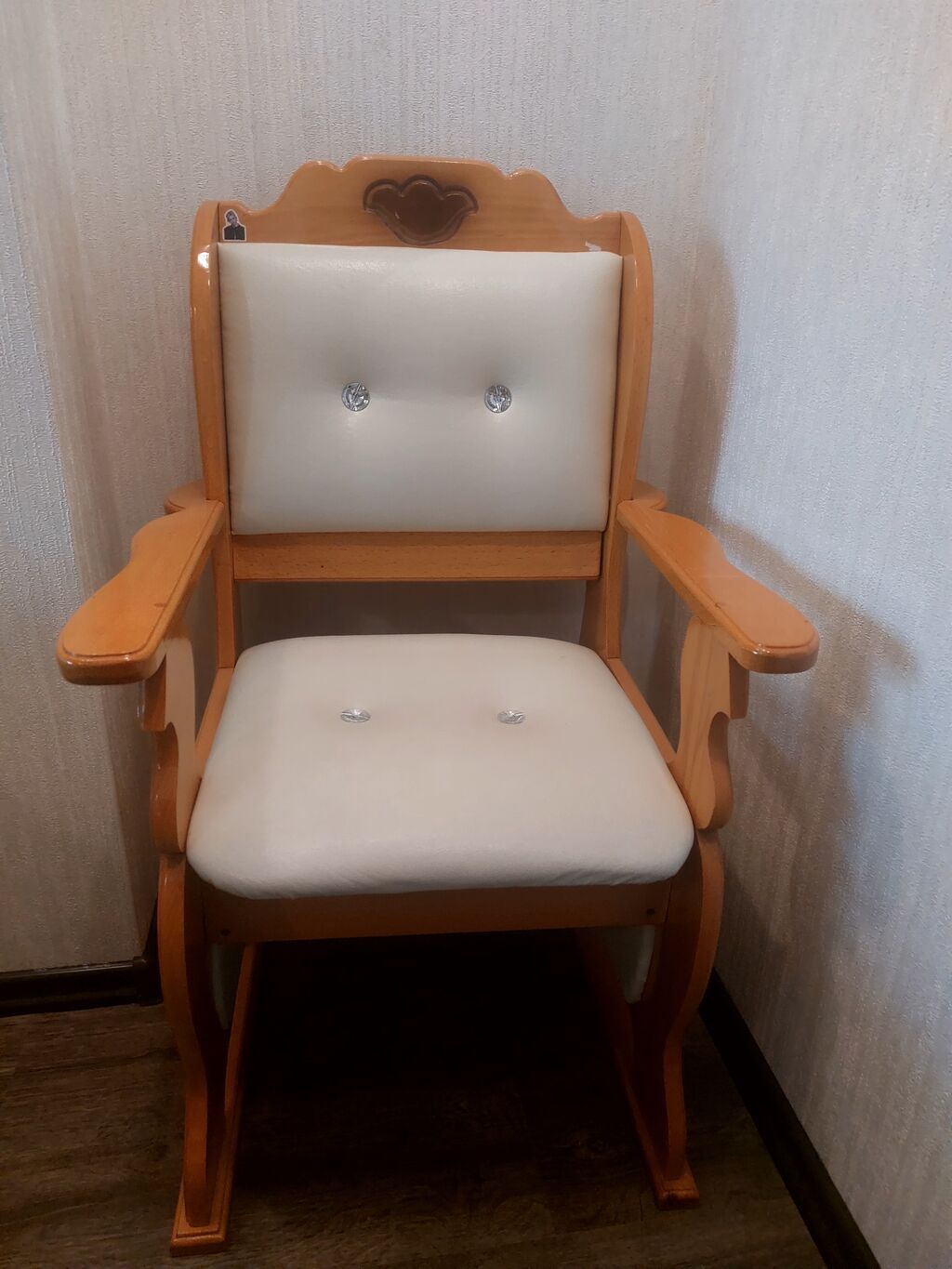 Taxta karkaslı, yumşaq oturacaq və bel hissəsi olan kreslo — Kreslolar, Masazır