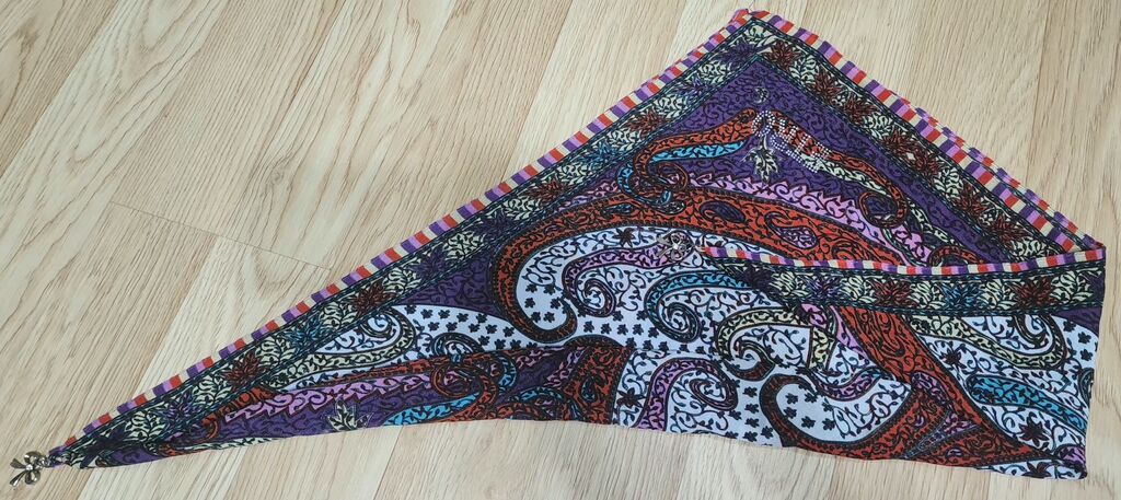 Üçbucaq formalı naxışlı şərf/fular/șal - Material: yüngül, nəfəsalan — Baş geyimi, Bakı (2)