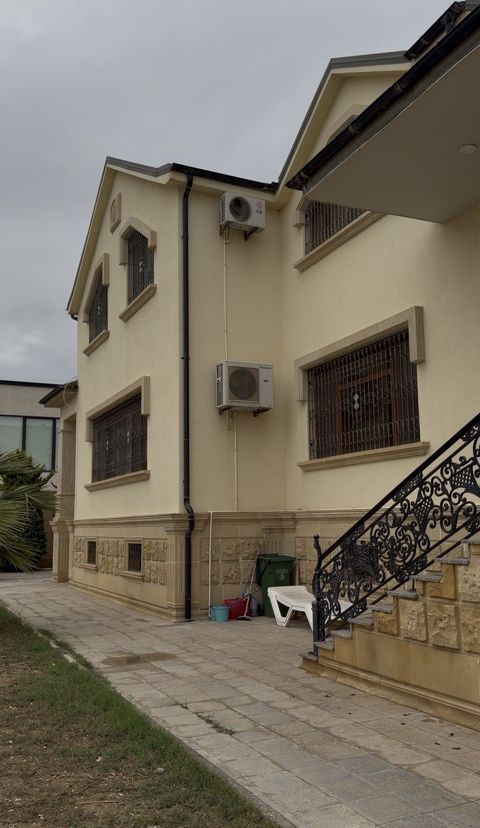 Satılır 6 otaqlı həyət evi/bağ evi 200 m² — 450 000 ₼ · Bakı · Ev, villa Satılır 6 otaqlı həyət evi/bağ evi 200 m² — Bakı