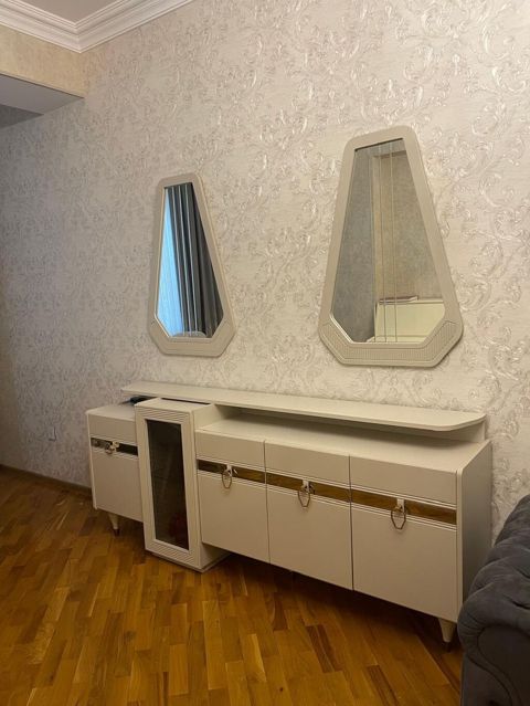 Kamot satılır.Qiymət 300 azn.Ünvan Elmler (0737) Elmira x — Bakı