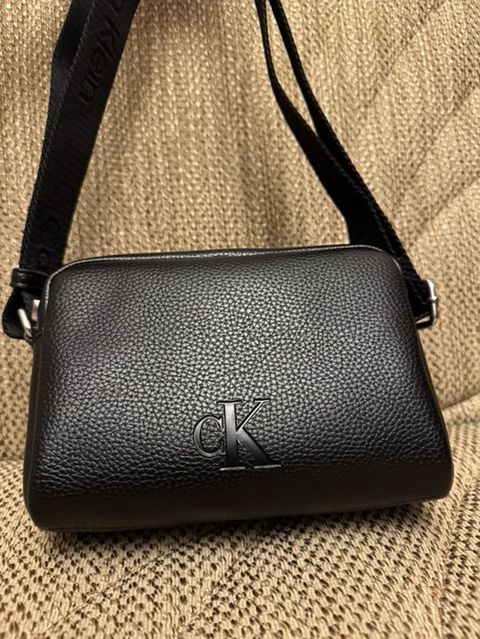 Çiyin çantası, Calvin Klein, Yeni — 40 ₼ · Bakı · Çantalar, çamadanlar, cüzdanlar Çiyin çantası, Calvin Klein, Yeni — Bakı