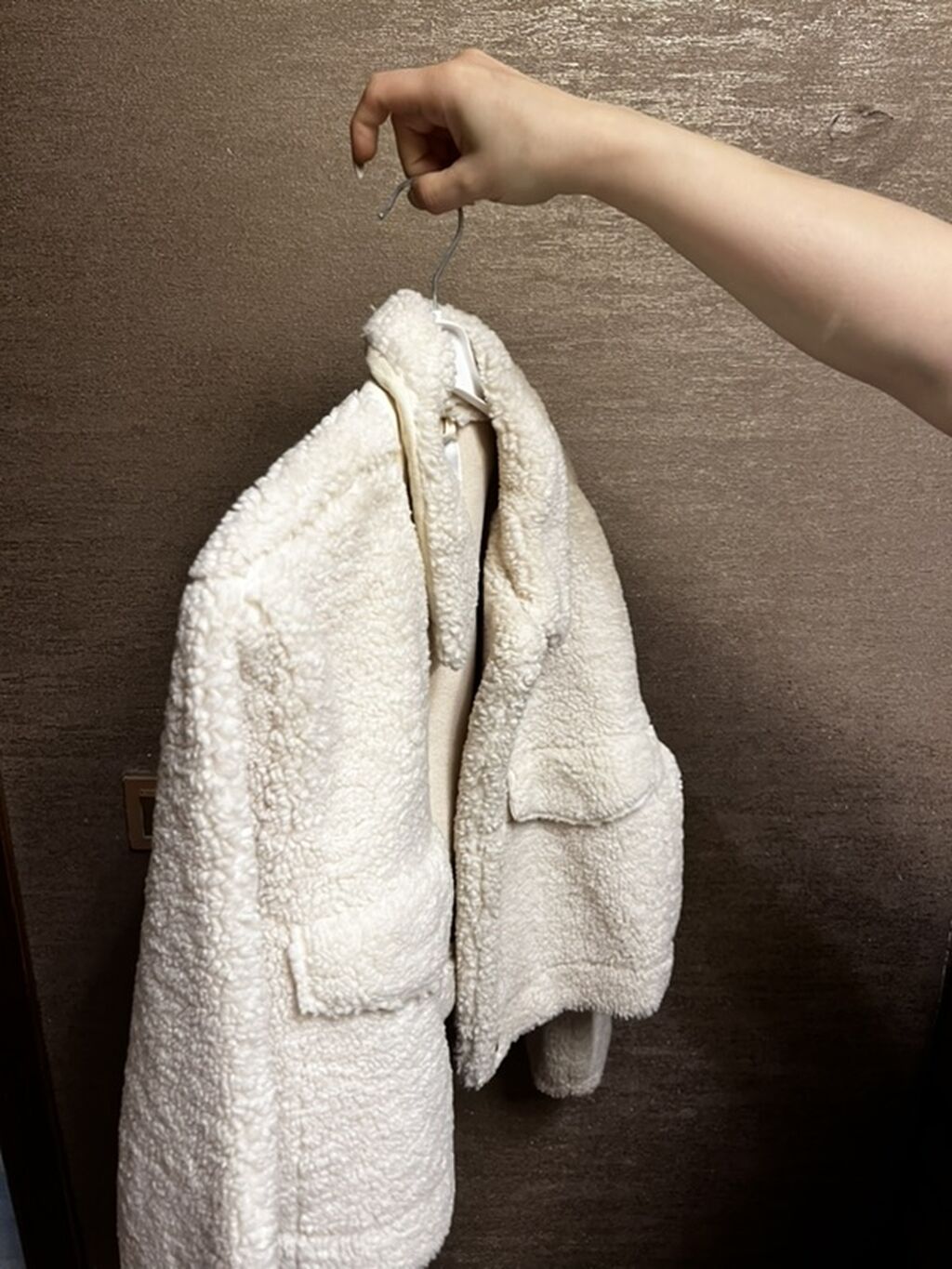 Defacto qadın qısa şerpa/jilet tipli jaket - Rəng: krem/ağ - Material — Coqlar və zaqetlər, Sumqayıt (2)