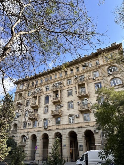 Satılır 4 otaqlı köhnə tikili 130 m² — Bakı
