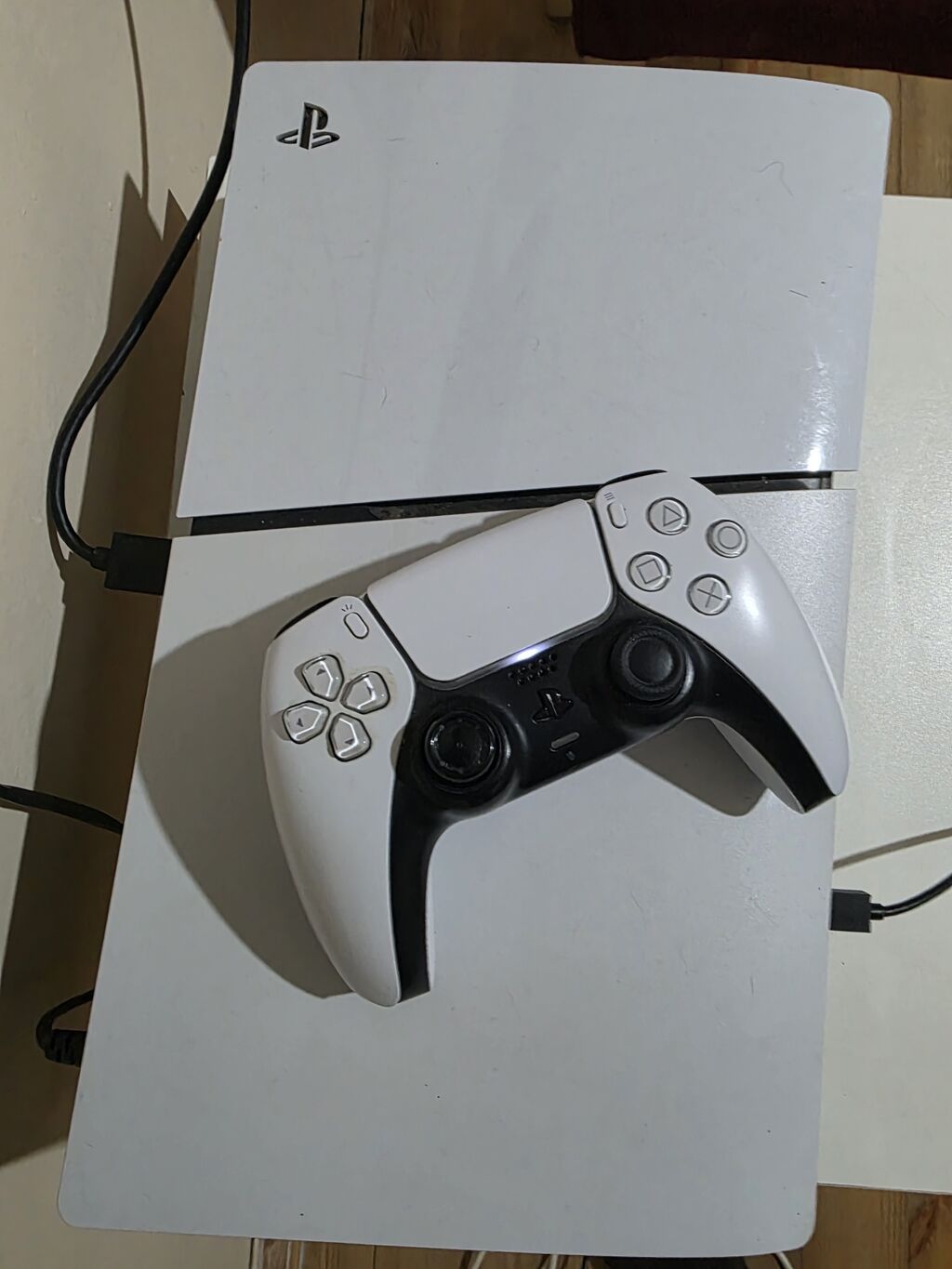 PlayStation konsolu və DualSense üslublu oyun pultu Daxil olan — Oyun konsolları, Digah