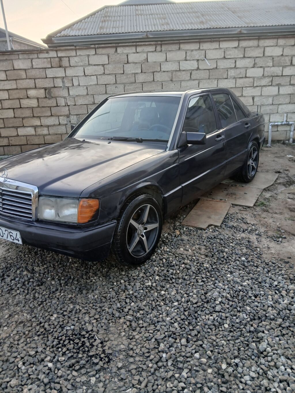 Mercedes-Benz 190 (W201) sedan - Kuzov: 4 qapı, qara rəng - Nömrə 10-ZO-764 — Avtomobillər, Sumqayıt (2)
