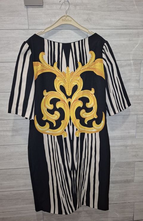 Qadın paltarı – qara-ağ zolaqlı, qızılı barokko naxışlı - Model — 30 ₼ · Sumqayıt · Axşam paltarları Qadın paltarı – qara-ağ zolaqlı, qızılı barokko naxışlı - Model — Sumqayıt