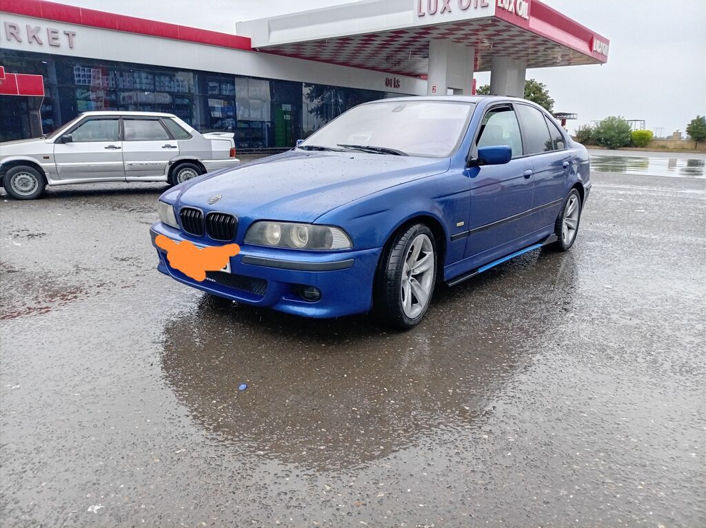 BMW 5 Seriyası (E39) sedan – mavi rəngdə. Xüsusiyyətlər: - Geniş və — Avtomobillər, Tərtər