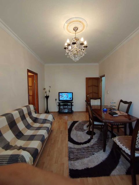 Satılır 4 otaqlı köhnə tikili 120 m² — Apartment