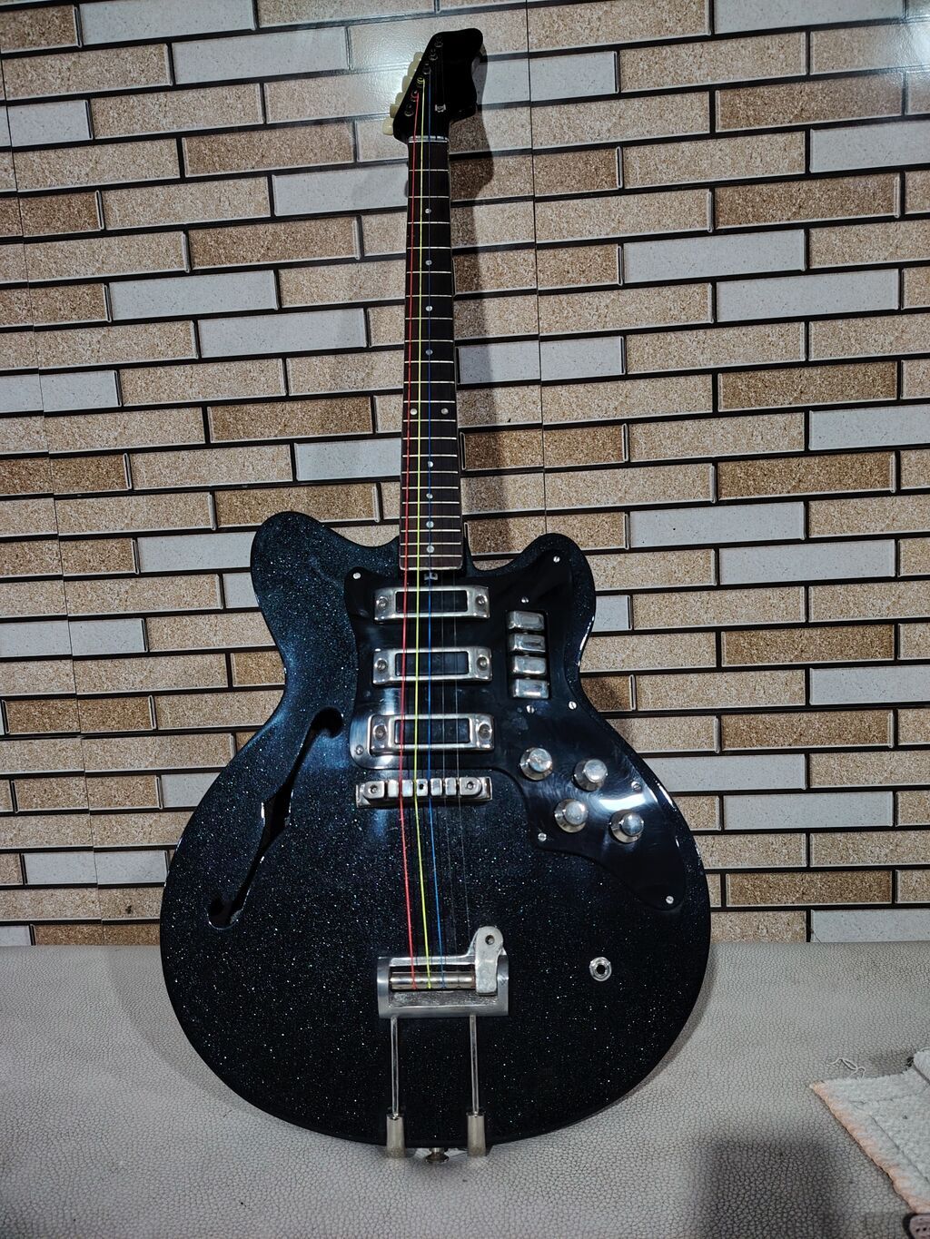 Elektrik gitar – yarımdənə (semi-hollow) korpuslu, parıltılı qara — Gitarlar və digər simli alətlər, Digah