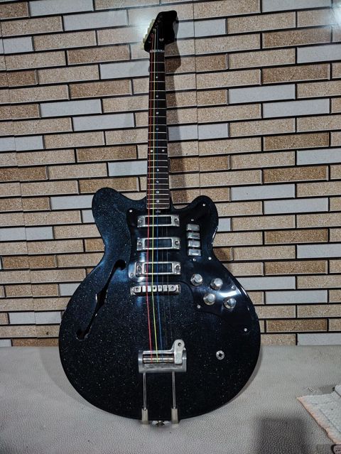Elektrik gitar – yarımdənə (semi-hollow) korpuslu, parıltılı qara — Digah