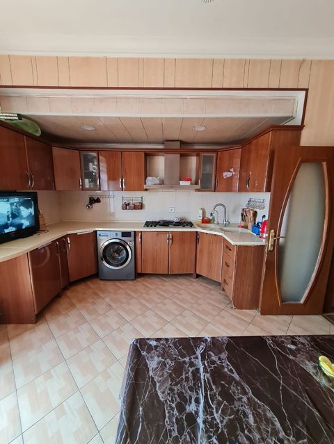 Metbex mebeli satılır 3.4x2.3 x1.3 moyka tokme mermerdi qiyməti 300 — 300 ₼ · Bakı · Mətbəx mobilyası Metbex mebeli satılır 3.4x2.3 x1.3 moyka tokme mermerdi qiyməti 300 — Bakı