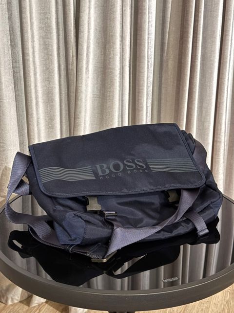 Hugo Boss çantası — 110 ₼ · Bakı · Şəxsi əşyalar Hugo Boss çantası — Bakı
