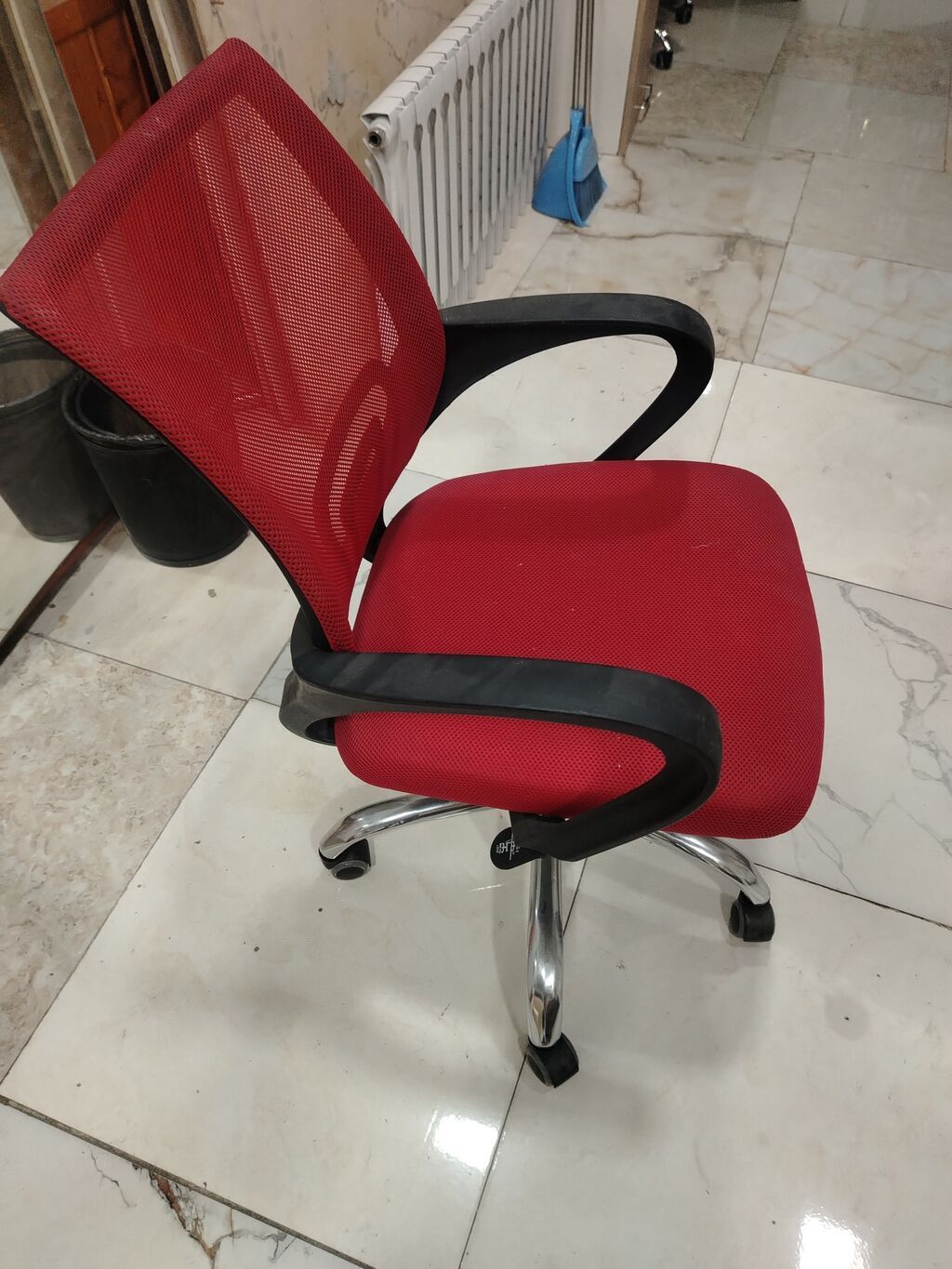 Qırmızı ofis kreslosu - Nəfəsalan mesh arxa hissə: hava dövranını — Ofis mebeli, Bakı