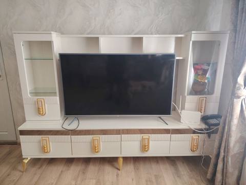 Ağ rəngdə TV stendi və vitrinli divar modulu - Klassik-modern dizayn — Digah