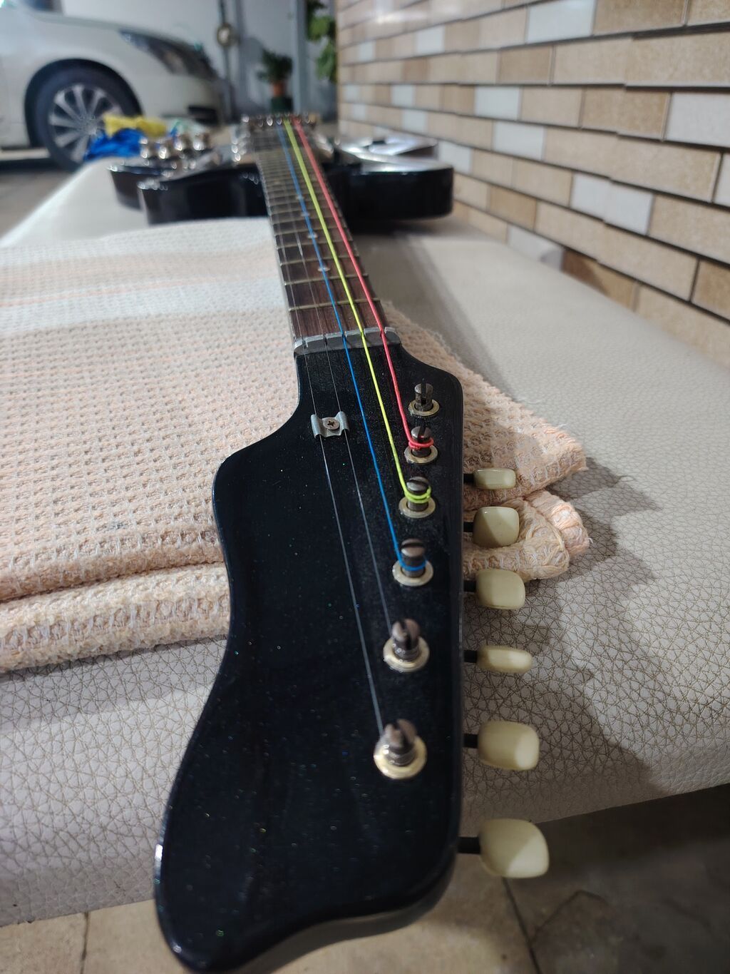 Elektrik gitar – yarımdənə (semi-hollow) korpuslu, parıltılı qara — Gitarlar və digər simli alətlər, Digah (5)