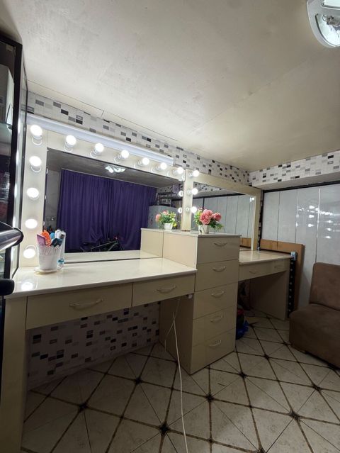 Salon mebeli 300 azn. Az işlənib. Materialı bahalı laminatdır. Eni 3m — Bakı