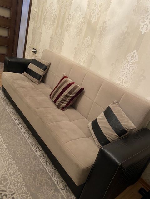 Bej oturacaq hissəsi və qara eko‑dəri yanlı üçyerlik divan - Müasir — 200 ₼ · Bakı · Divanlər Bej oturacaq hissəsi və qara eko‑dəri yanlı üçyerlik divan - Müasir — Bakı