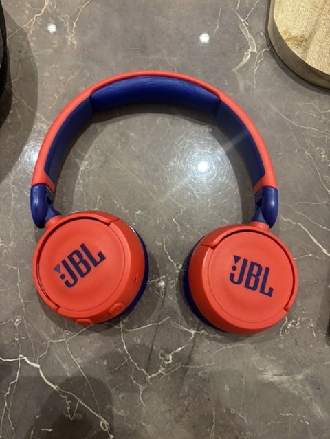 JBL on-ear simsiz qulaqcıq - Rəng: qırmızı–mavi iki tonlu dizayn — 50 ₼ · Bakı · Qulaqcıqlar JBL on-ear simsiz qulaqcıq - Rəng: qırmızı–mavi iki tonlu dizayn — Bakı