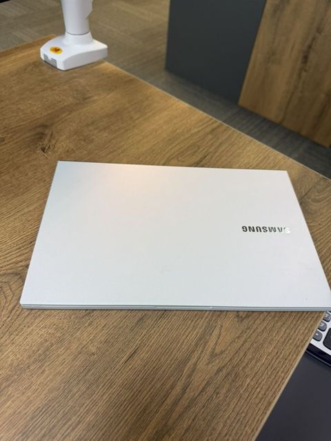 Samsung noutbuk – zərif, yüngül metal korpus, gümüşü rəng — Bakı