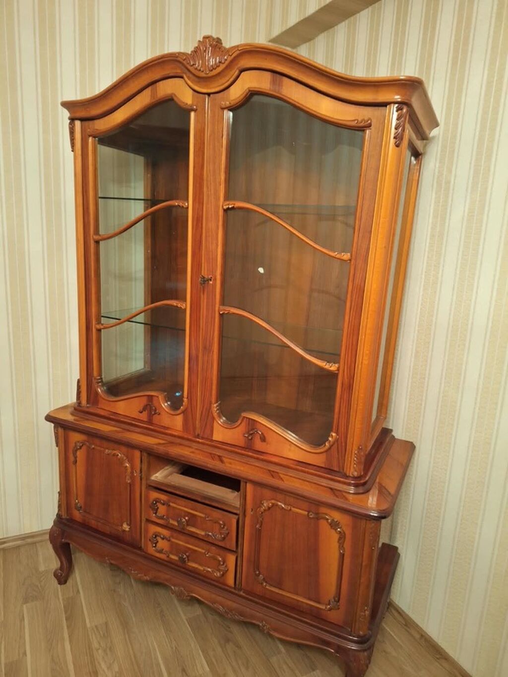 Klassik üslubda vitrin-büfe - Material: tam ağac (təbii taxta) — Şkaflar, Xırdalan (2)