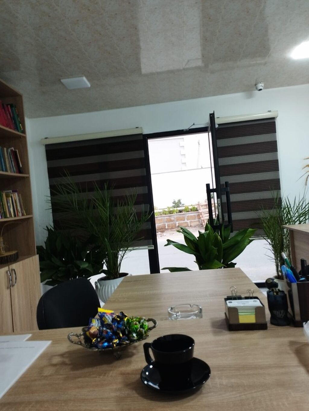 Daşınmaz əmlak agentliyi üçün ofis xidməti - Tam işçi mühit: geniş — Ofis, Novxanı (2)