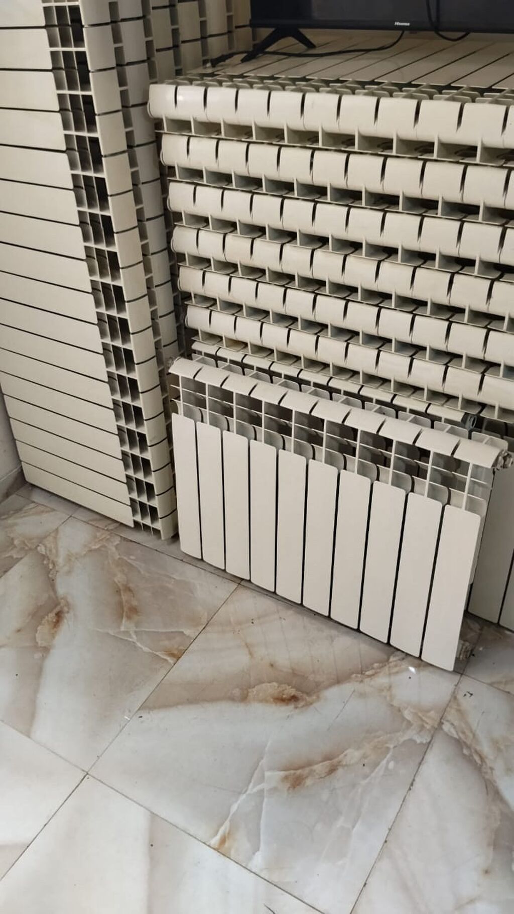 *Radiatorlar satilir tam islek seliqeli temiz *Qiymet 6 azn* Unvan — Radiatorlar, Bakı