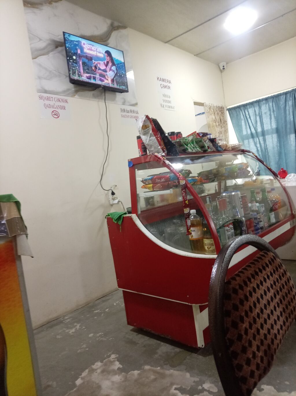 Qırmızı şüşəli vitrin soyuducu – kafe/market üçün Ünvan Binə Atçılıq — Soyuq vitrini, Digah (2)