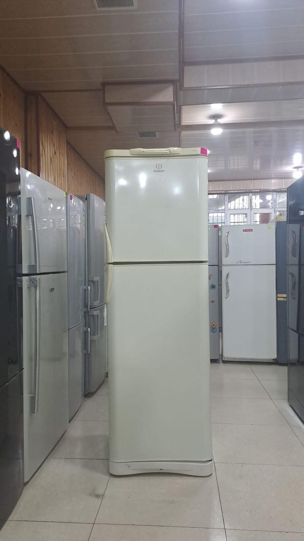 Indesit iki qapılı soyuducu Xüsusiyyətlər: - Üst kamera: dondurucu — Soyuducular, Digah