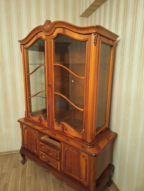 Klassik üslubda vitrin-büfe - Material: tam ağac (təbii taxta) — 400 ₼ · Xırdalan · Şkaflar Klassik üslubda vitrin-büfe - Material: tam ağac (təbii taxta) — Xırdalan