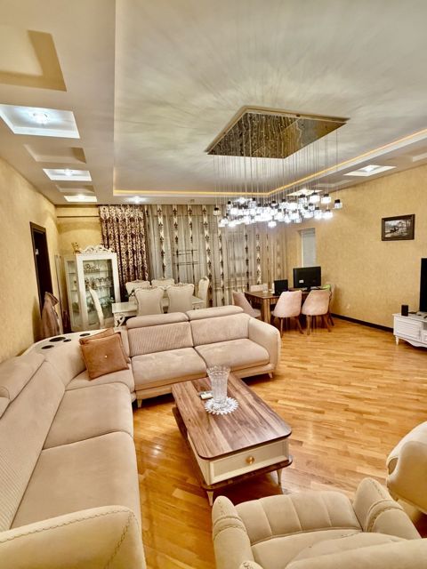 Satılır 4 otaqlı yeni tikili 200 m² — Bakı