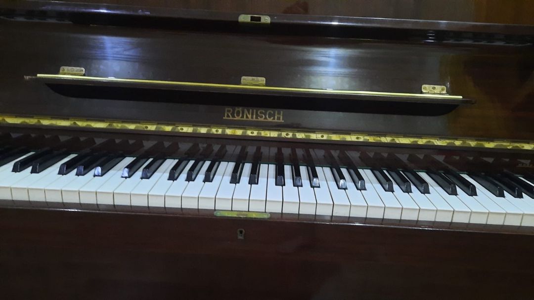 Pianino Rönisch — Musiqiə alətləri, Gəncə