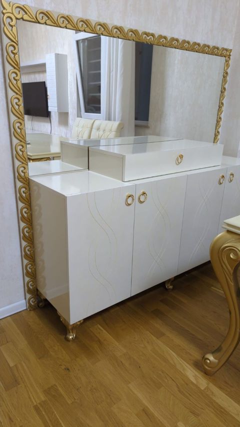İşlənmiş, Güzgülü, Azərbaycan — 150 ₼ · Bakı · Komodlar və tumbalı İşlənmiş, Güzgülü, Azərbaycan — Bakı