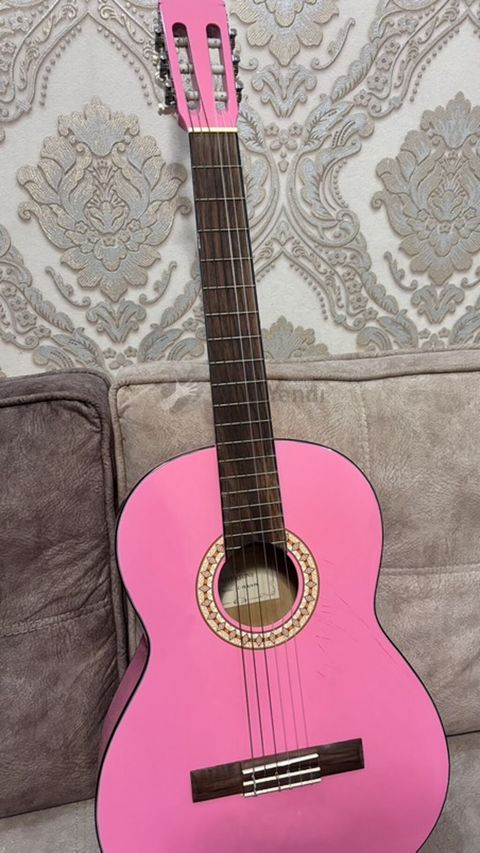 Klassik gitara, İşlənmiş, Ünvandan götürmə, Ödənişli çatdırı — 80 ₼ · Bakı · Musiqiə alətləri Klassik gitara, İşlənmiş, Ünvandan götürmə, Ödənişli çatdırı — Bakı