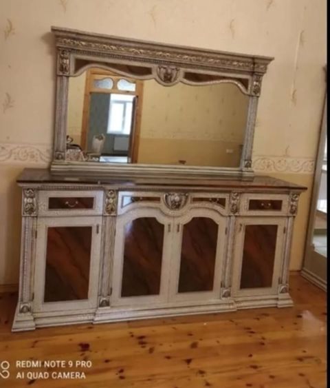 Klassik üslubda qonaq otağı dəsti, TV stendli komod, güzgü — Masazır