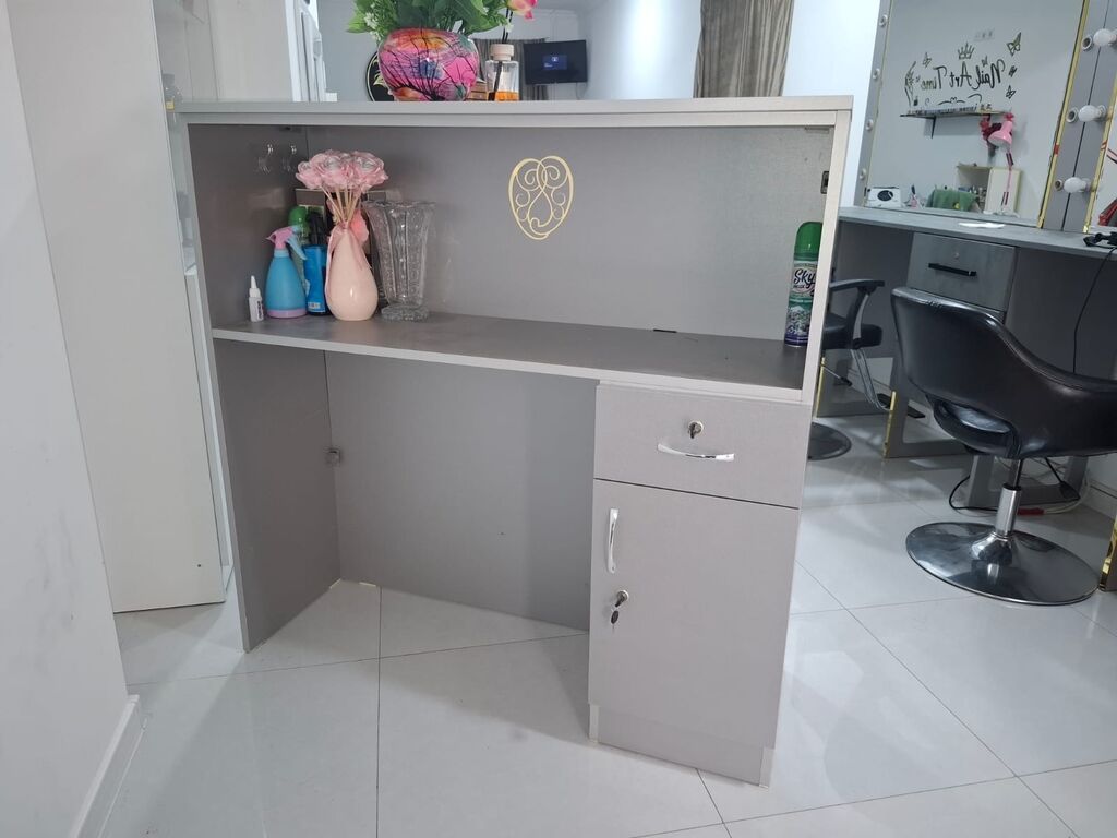 Resepşn stolu 180 Azn. satılır. Ünvan Razin. Nərgiz 9295 — Mebel, Digah (3)