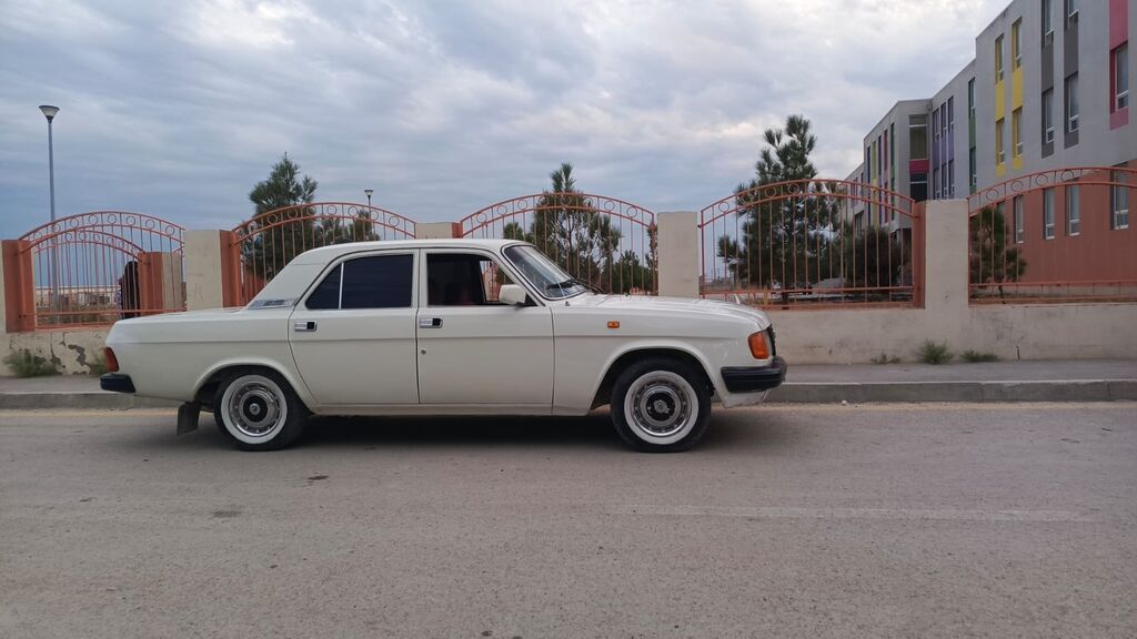VAZ-24 “QAZ Volqa” klassik sedan - Kuzov: 4 qapılı sedan, ağ rəng 77-GB-851 — Avtomobillər, Bakı (3)