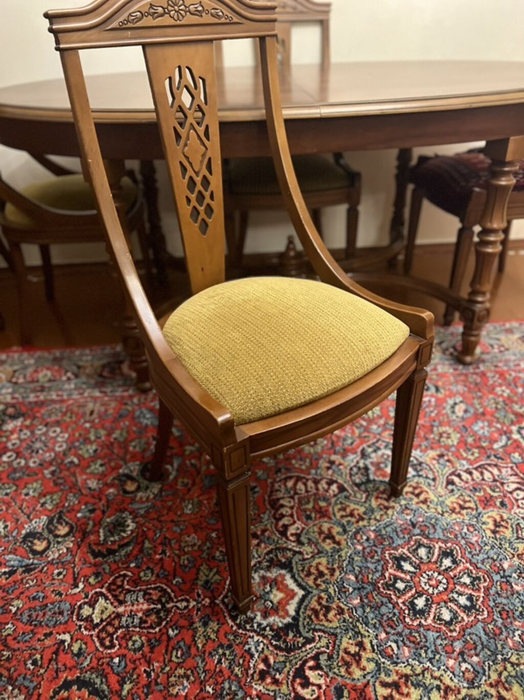 Klassik üslubda qonaq otağı mebeli dəsti Tərkibi: - Geniş — Qonaq otağı üçün, Bakı (2)