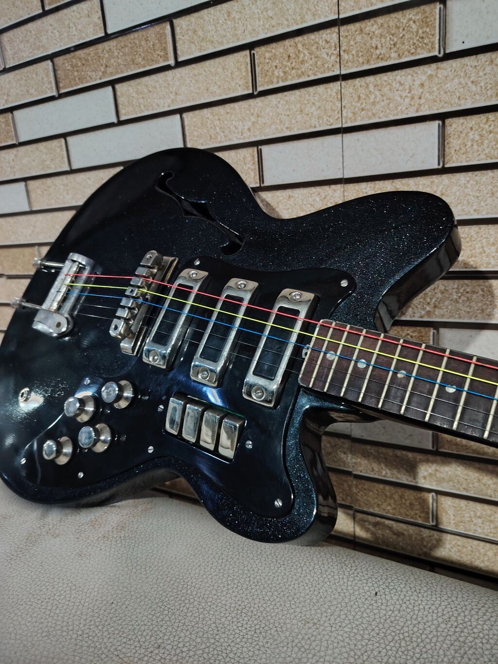 Elektrik gitar – yarımdənə (semi-hollow) korpuslu, parıltılı qara — Gitarlar və digər simli alətlər, Digah (8)