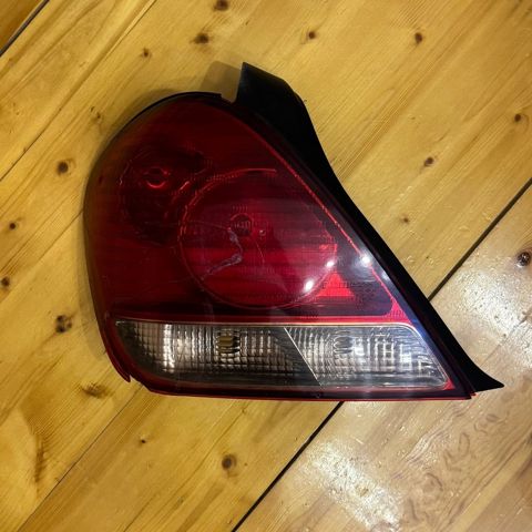Nissan Sunny arxa sol stopu — 10 ₼ · Bakı · Ehtiyat hissələri və aksesuarlar Nissan Sunny arxa sol stopu — Bakı