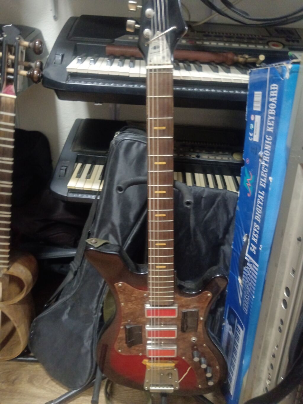 Elektro gitara — Gitarlar və digər simli alətlər, Bakı