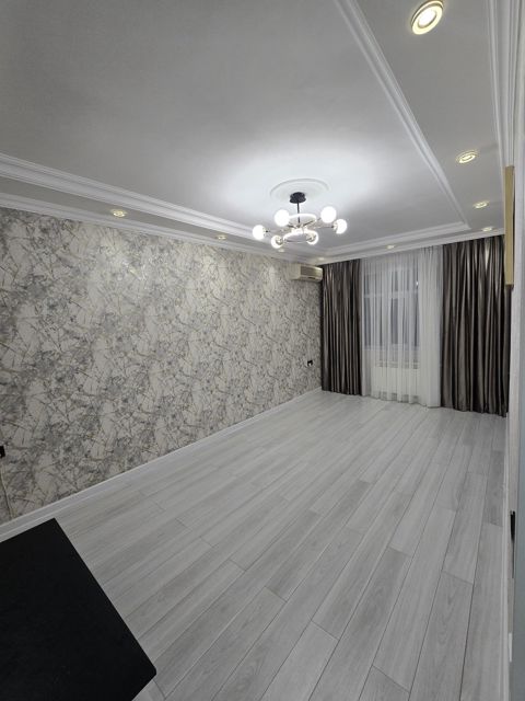 Satılır 3 otaqlı köhnə tikili 80 m² — Apartment