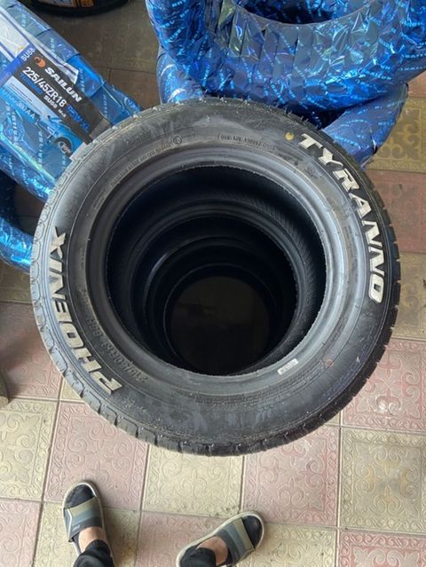Phoenix Tyranno avtomobil təkəri - Ölçü: 215/50 R13 - Yük və sürət — 400 ₼ · Digah · Şinlər Phoenix Tyranno avtomobil təkəri - Ölçü: 215/50 R13 - Yük və sürət — Digah